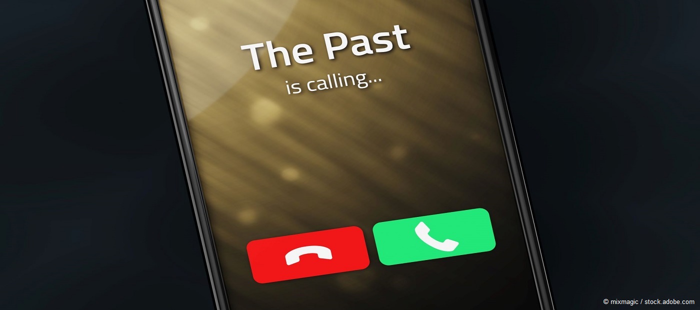 Ein Handy auf dem steht. The past is calling.